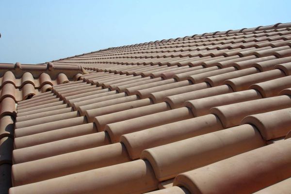 Στέγη με κίτρινα κεραμίδια στο Διόνυσο Αττικής