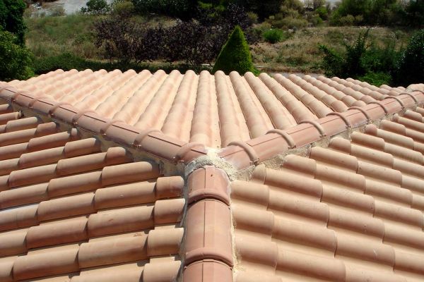 Στέγη με κίτρινα κεραμίδια στο Διόνυσο Αττικής