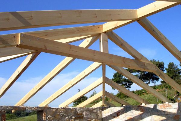 Εμφανής στέγη με σύνθετη ξυλεία στο Βαρνάβα Αττικής