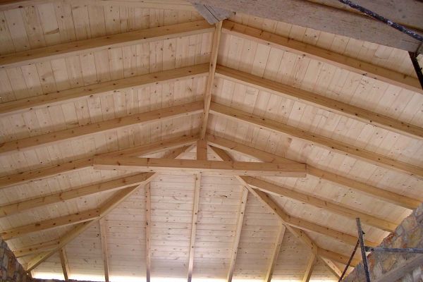 Εμφανής στέγη με σύνθετη ξυλεία στο Βαρνάβα Αττικής