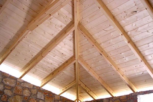 Εμφανής στέγη με σύνθετη ξυλεία στο Βαρνάβα Αττικής