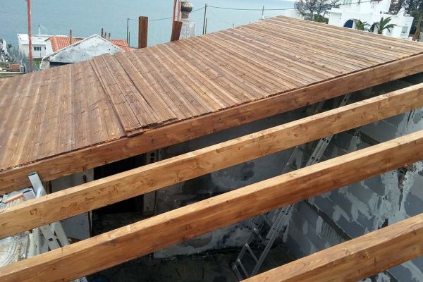 Εμφανής στέγη με σύνθετη ξυλεία στο Μάτι Αττικής
