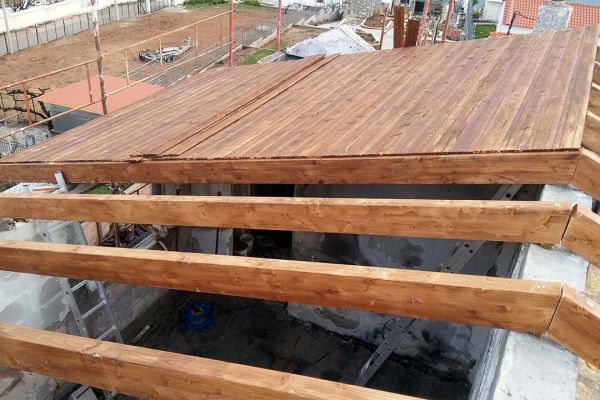 Εμφανής στέγη με σύνθετη ξυλεία στο Μάτι Αττικής