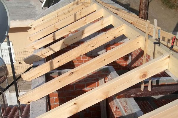 Εμφανής στέγη με πλανισμένη ξυλεία στο Λαύριο Αττικής