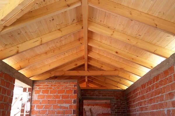 Εμφανής στέγη με πλανισμένη ξυλεία στο Λαύριο Αττικής