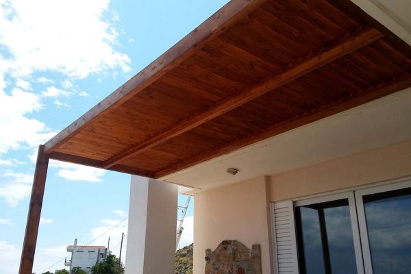 Πέργκολα με πλανισμένη ξυλεία πεύκου στο Λαύριο Αττικής