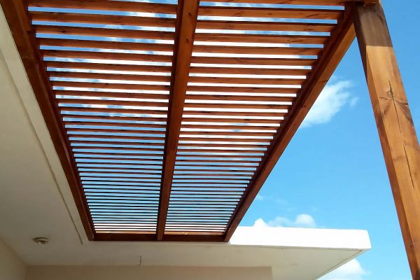 Πέργκολα με πλανισμένη ξυλεία πεύκου στο Λαύριο Αττικής