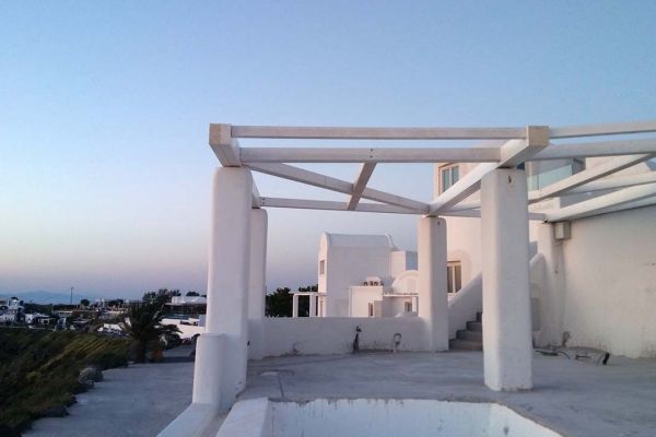 Πέργκολα με σύνθετη ξυλεία στη Καλντέρα της Σαντορίνης
