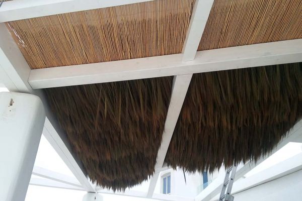 Πέργκολα με σύνθετη ξυλεία στη Καλντέρα της Σαντορίνης