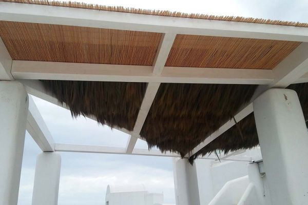 Πέργκολα με σύνθετη ξυλεία στη Καλντέρα της Σαντορίνης