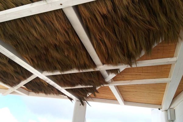 Πέργκολα με σύνθετη ξυλεία στη Καλντέρα της Σαντορίνης