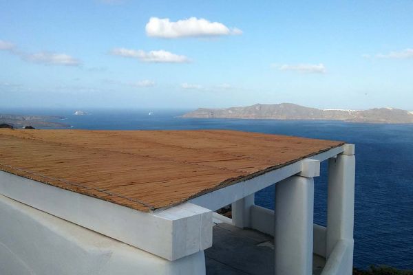 Πέργκολα με σύνθετη ξυλεία στη Καλντέρα της Σαντορίνης