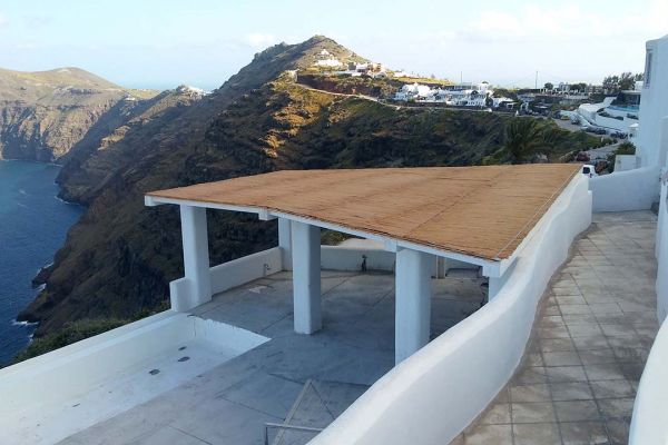 Πέργκολα με σύνθετη ξυλεία στη Καλντέρα της Σαντορίνης