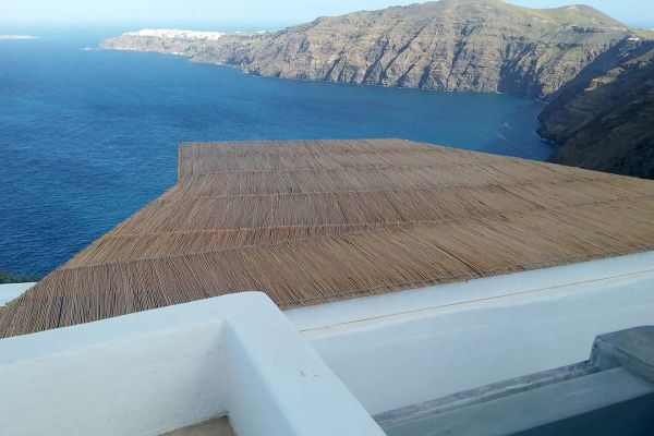 Πέργκολα με σύνθετη ξυλεία στη Καλντέρα της Σαντορίνης