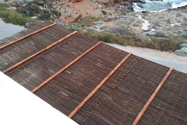 Πέργκολα με πελεκητή ξυλεία, τράβα και καλάμι λυγαριάς στο Σούνιο Αττικής 