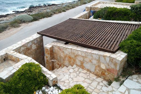 Πέργκολα με πελεκητή ξυλεία, τράβα και καλάμι λυγαριάς στο Σούνιο Αττικής 