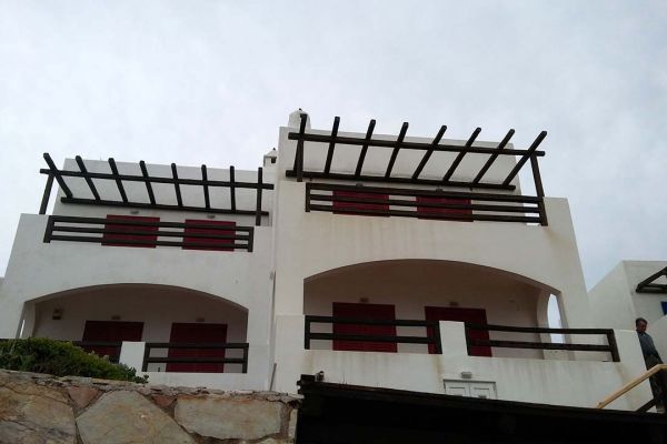 Πέργκολα με πελεκητή ξυλεία, τράβα και καλάμι λυγαριάς στο Σούνιο Αττικής 