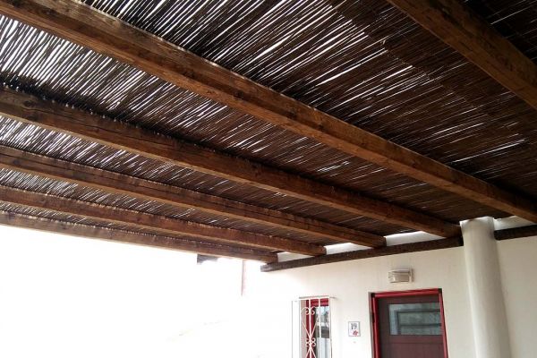 Πέργκολα με πελεκητή ξυλεία, τράβα και καλάμι λυγαριάς στο Σούνιο Αττικής 