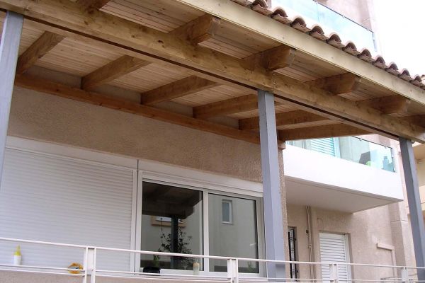 Εμφανή σκέπαστρα με πλανισμένη ξυλεία στο Μαρούσι Αττικής