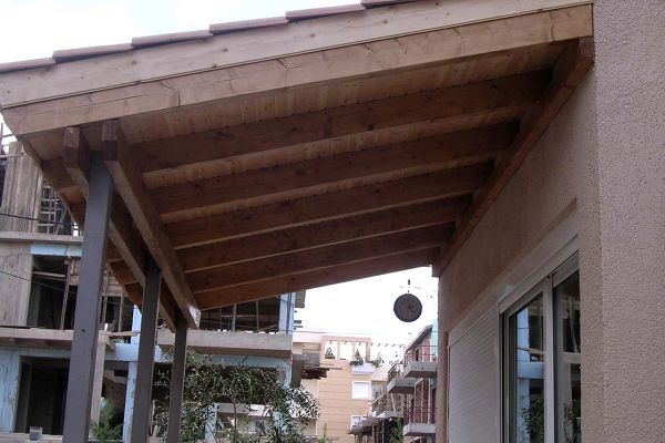 Εμφανή σκέπαστρα με πλανισμένη ξυλεία στο Μαρούσι Αττικής