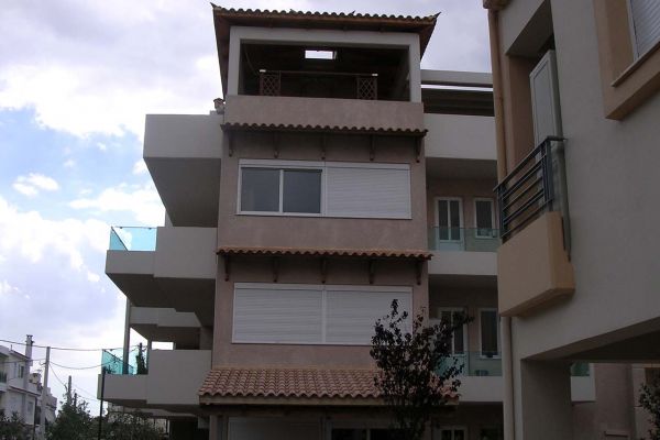 Εμφανή σκέπαστρα με πλανισμένη ξυλεία στο Μαρούσι Αττικής