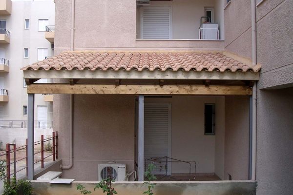 Εμφανή σκέπαστρα με πλανισμένη ξυλεία στο Μαρούσι Αττικής