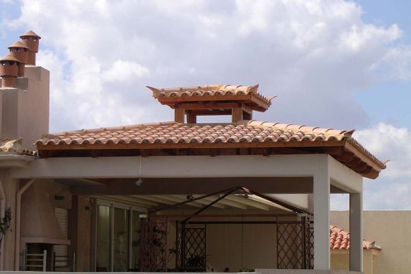 Εμφανή σκέπαστρα με πλανισμένη ξυλεία στο Μαρούσι Αττικής