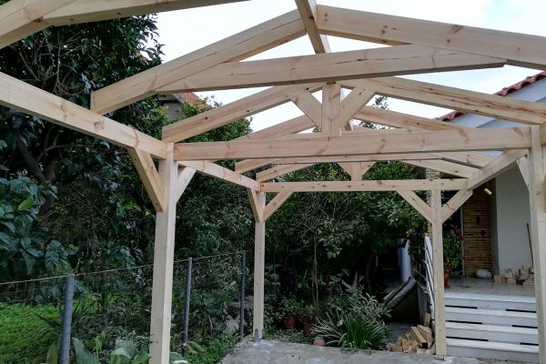 Εμφανές σκέπαστρο με πλανισμένη ξυλεία πεύκου στο Κάλαμο Αττικής