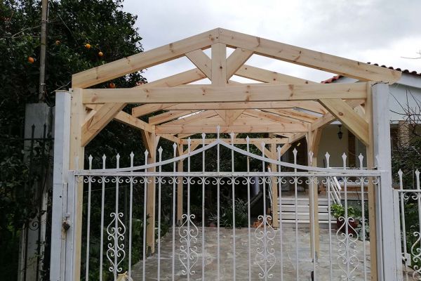 Εμφανές σκέπαστρο με πλανισμένη ξυλεία πεύκου στο Κάλαμο Αττικής