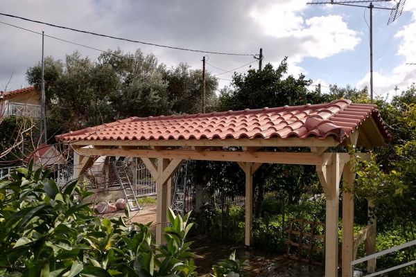 Εμφανές σκέπαστρο με πλανισμένη ξυλεία πεύκου στο Κάλαμο Αττικής