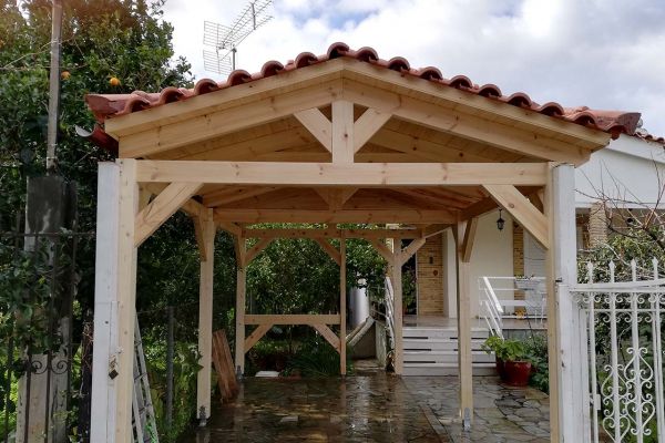 Εμφανές σκέπαστρο με πλανισμένη ξυλεία πεύκου στο Κάλαμο Αττικής