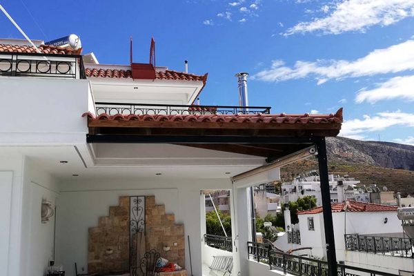 Εμφανές σκέπαστρο με πλανισμένη ξυλεία πεύκου στον Υμηττό Αττικής