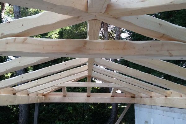 Εμφανές σκέπαστρο με σύνθετη ξυλεία στο Διόνυσο Αττικής