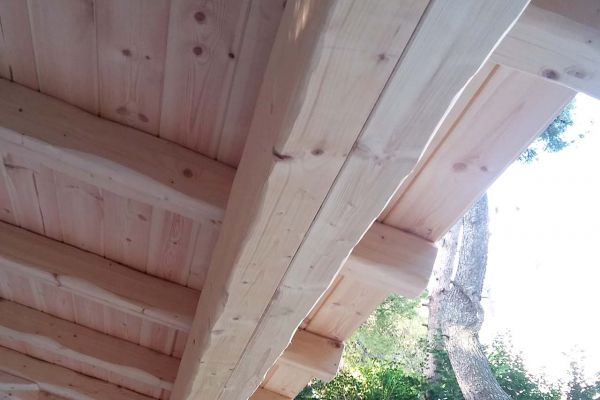 Εμφανές σκέπαστρο με σύνθετη ξυλεία στο Διόνυσο Αττικής