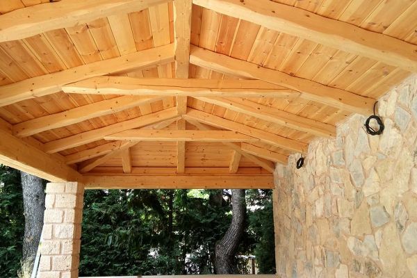 Εμφανές σκέπαστρο με σύνθετη ξυλεία στο Διόνυσο Αττικής