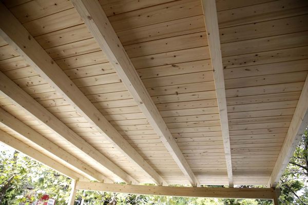 Εμφανές σκέπαστρο με σύνθετη ξυλεία στο Μαρούσι Αττικής