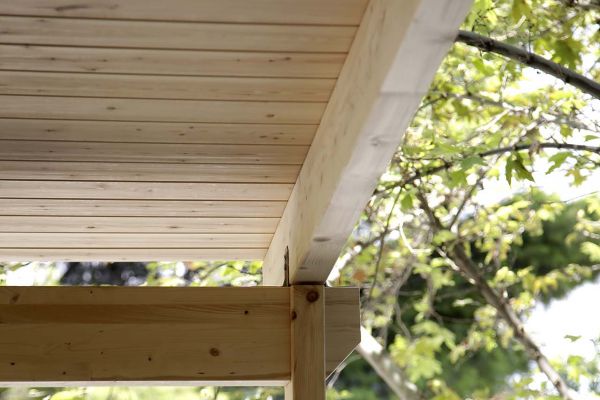 Εμφανές σκέπαστρο με σύνθετη ξυλεία στο Μαρούσι Αττικής