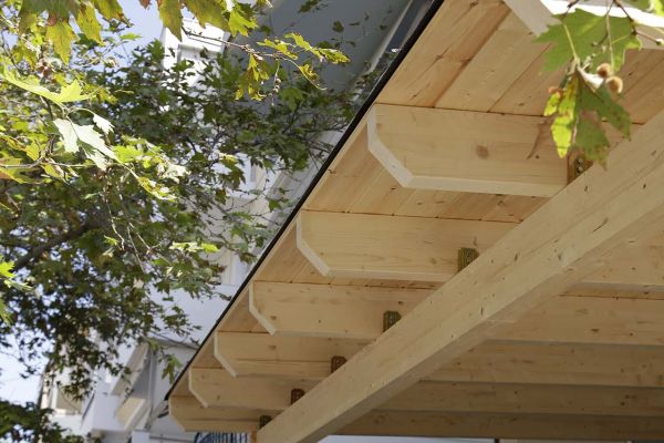 Εμφανές σκέπαστρο με σύνθετη ξυλεία στο Μαρούσι Αττικής