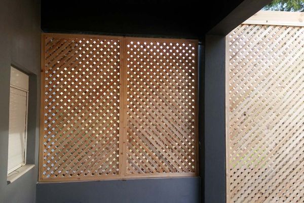 Καφασωτά με πλανισμένη ξυλεία πεύκου στα Δικαστικά Αττικής