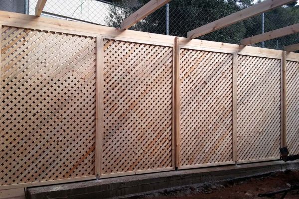 Καφασωτά με πλανισμένη ξυλεία πεύκου στα Δικαστικά Αττικής