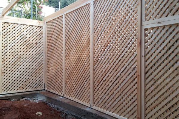 Καφασωτά με πλανισμένη ξυλεία πεύκου στα Δικαστικά Αττικής