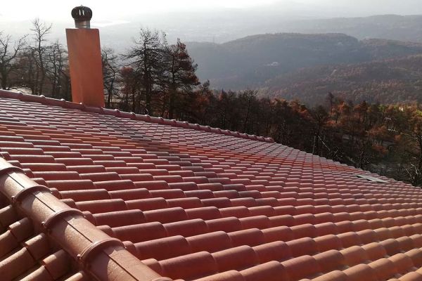 Σκεπή με επισμαλτομένα κόκκινα κεραμίδια στην Ιπποκράτειος Πολιτεία