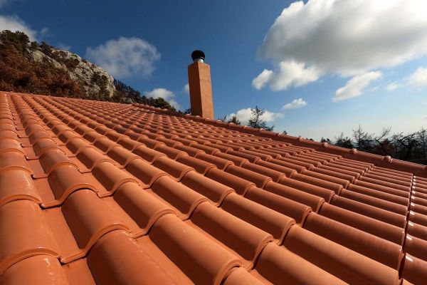 Σκεπή με επισμαλτομένα κόκκινα κεραμίδια στην Ιπποκράτειος Πολιτεία