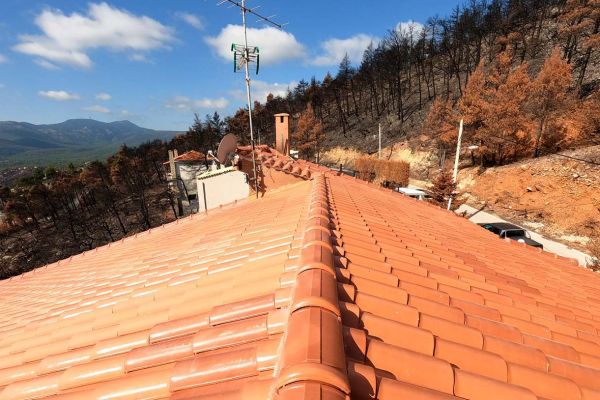 Σκεπή με επισμαλτομένα κόκκινα κεραμίδια στην Ιπποκράτειος Πολιτεία