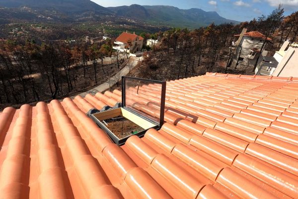 Σκεπή με επισμαλτομένα κόκκινα κεραμίδια στην Ιπποκράτειος Πολιτεία