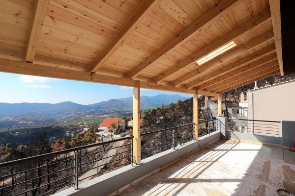 Εμφανή σκέπαστρο με πλανισμένη ξυλεία και παράθυρο στην Ιπποκράτειος Πολιτεία