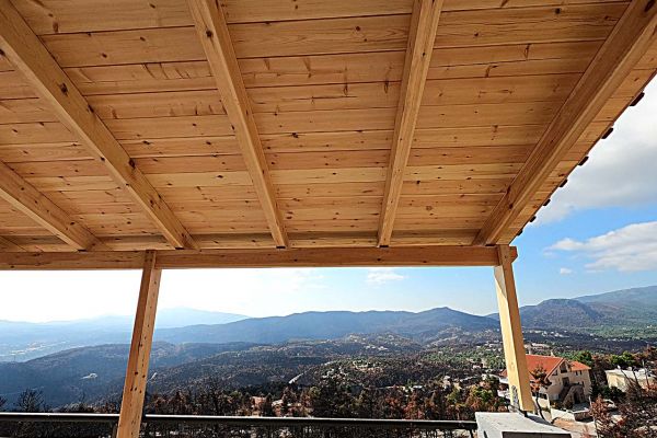 Εμφανή σκέπαστρο με πλανισμένη ξυλεία και παράθυρο στην Ιπποκράτειος Πολιτεία