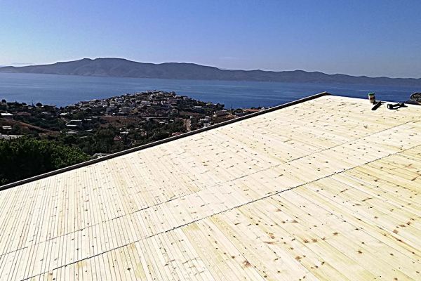 Εμφανής στέγη με σύνθετη ξυλεία στο Λαύριο Αττικής