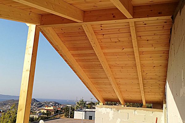 Εμφανής στέγη με σύνθετη ξυλεία στο Λαύριο Αττικής