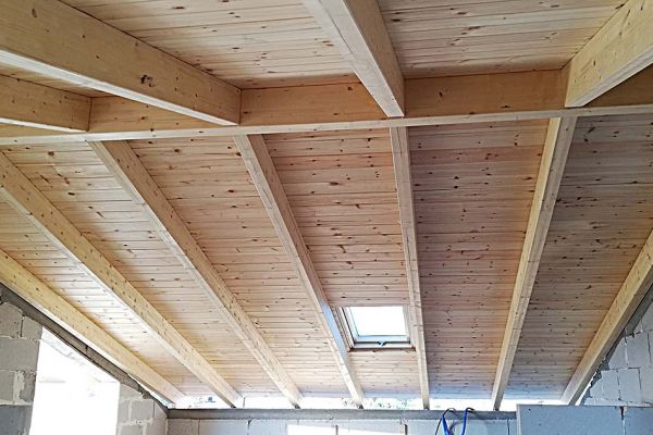 Εμφανής στέγη με σύνθετη ξυλεία στο Λαύριο Αττικής